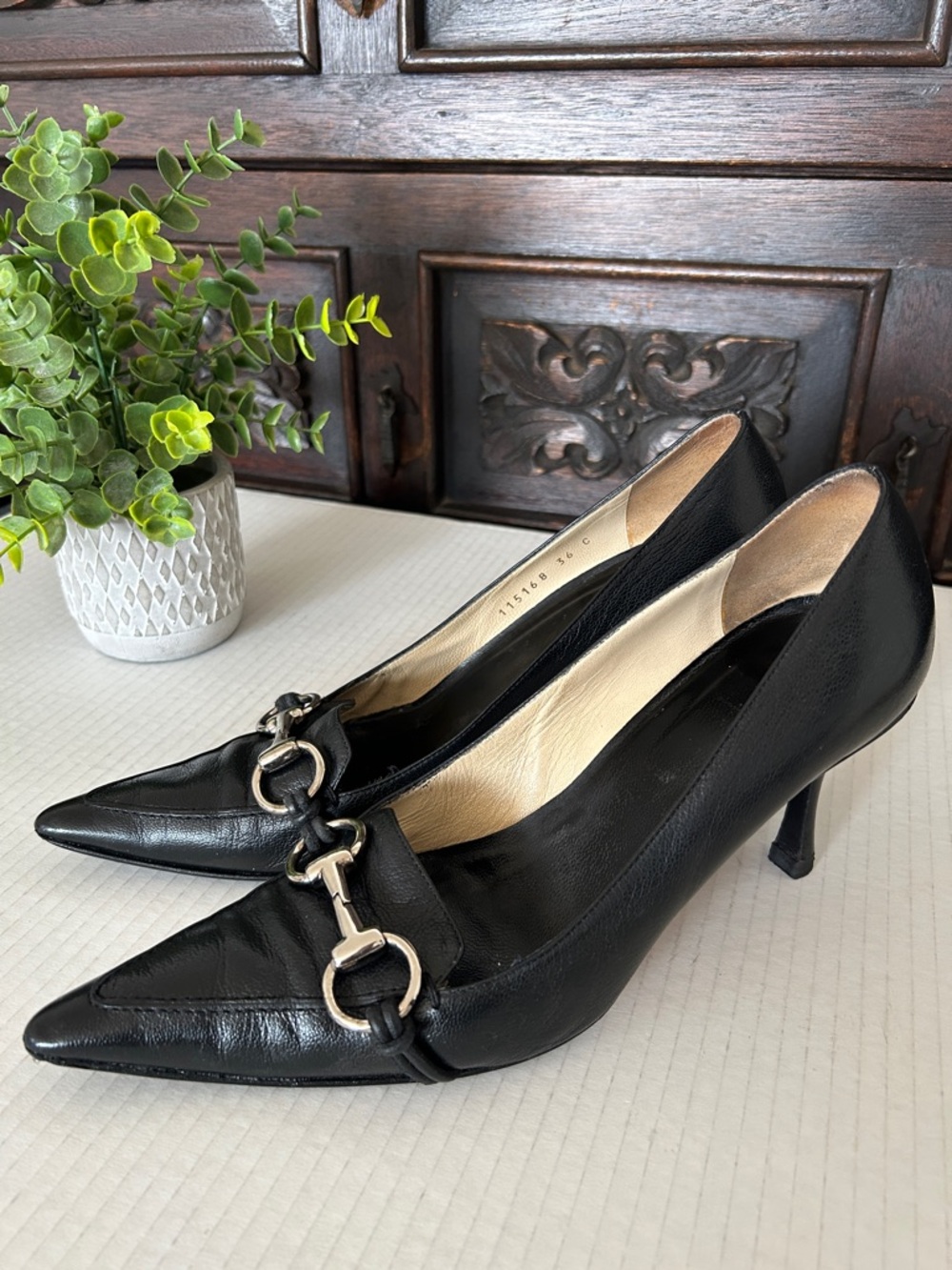 Gucci Black Leather Pointed-Toe Pumps with Silver Horsebit
